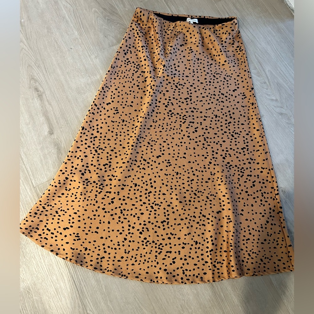 Women print skirt size medium. Excellent condition!